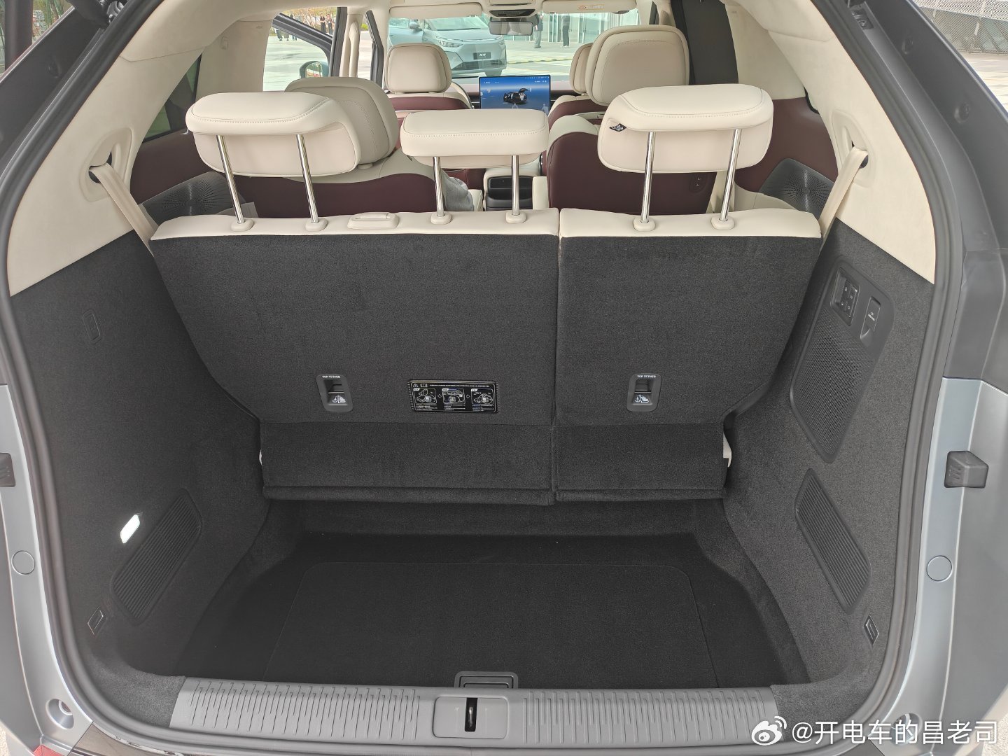 我现在就站在2026款小鹏X9纯电版的后备箱前面，想起一个问题，今天那台高调亮相