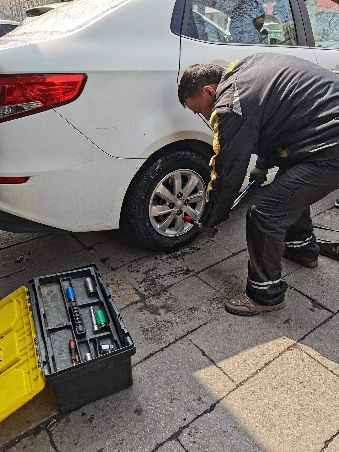 轮胎换位：自己动手麻烦，门店性价比更高，按需选择车辆行驶1万公里，需要做一次轮