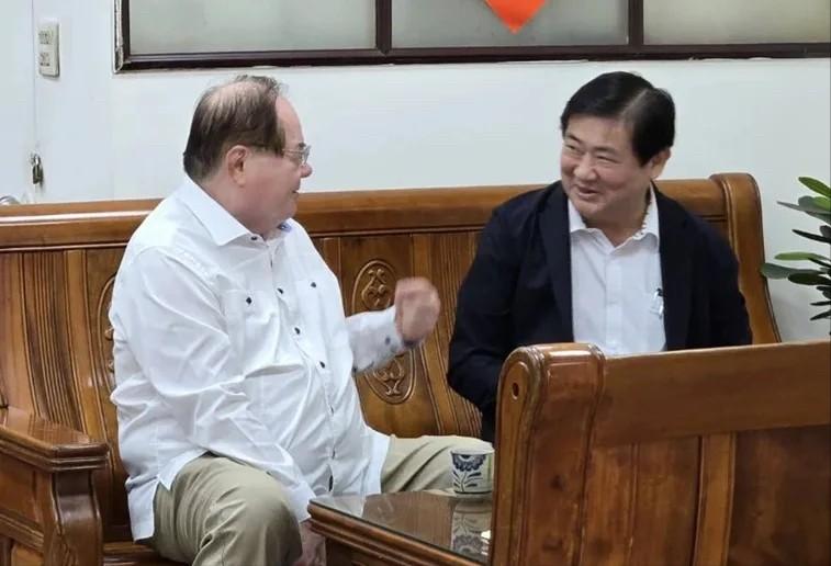 新北警察副局长约见李乾龙。今日（16日）上午，针对李乾龙座车疑似被安装追踪器一事