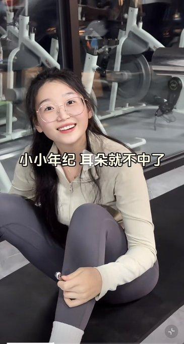 刷到个超好笑的网红梗。有个博主长相和傅首尔高度相似，性格却格外温和。网友脑洞