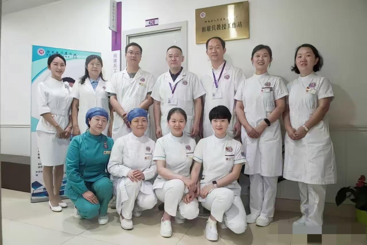 家人们发现没？有些“专家工作站”，更像是挂个名字的“招牌站”！就像湖南这家医