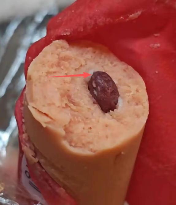 山西，一名男子花17块5买了一包火腿肠，吃出来一块说不清是什么的红色异物，把他恶