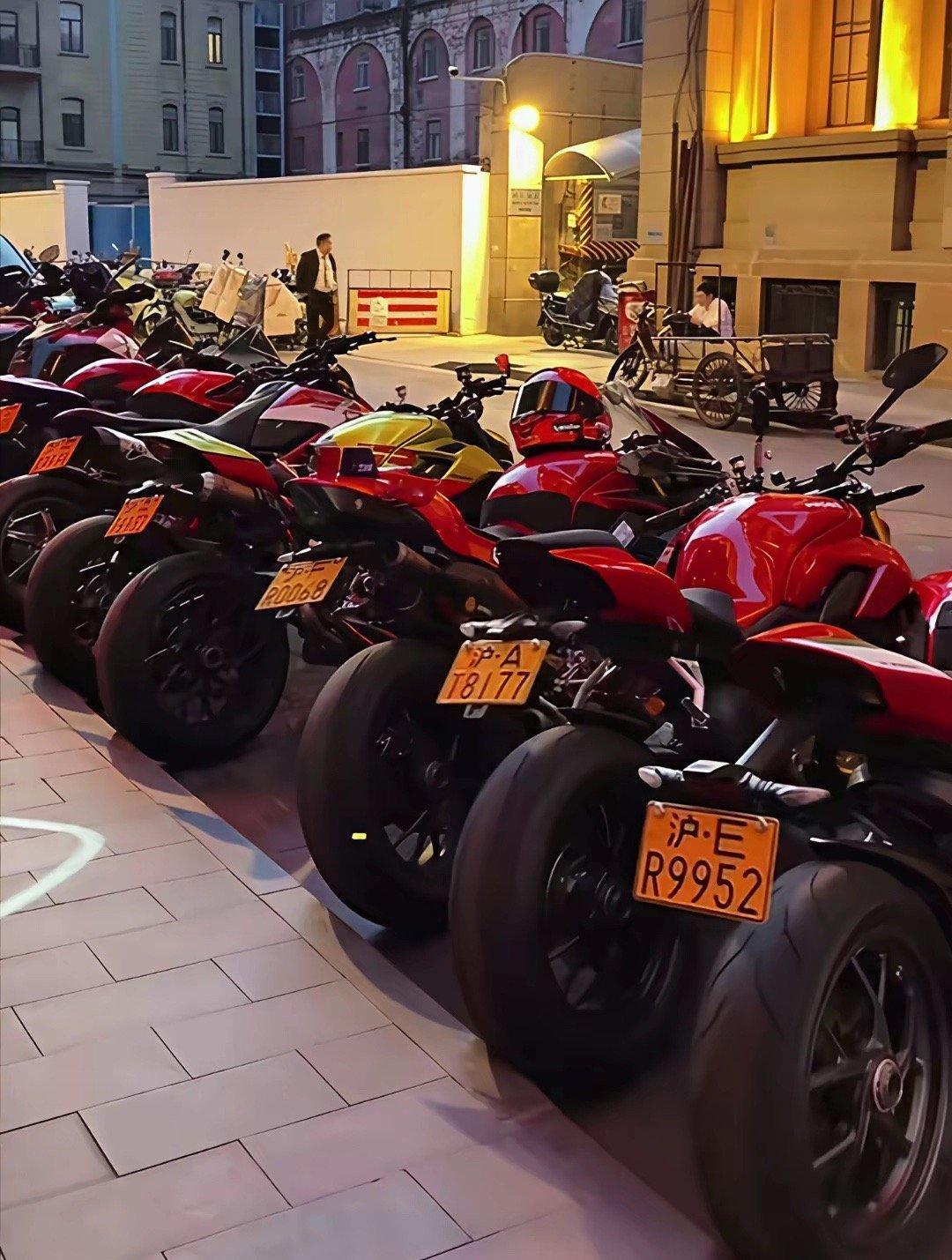 这是上海外滩富家少爷们玩的杜卡迪，单车价格超过60万，再加一块沪A牌子将近50万