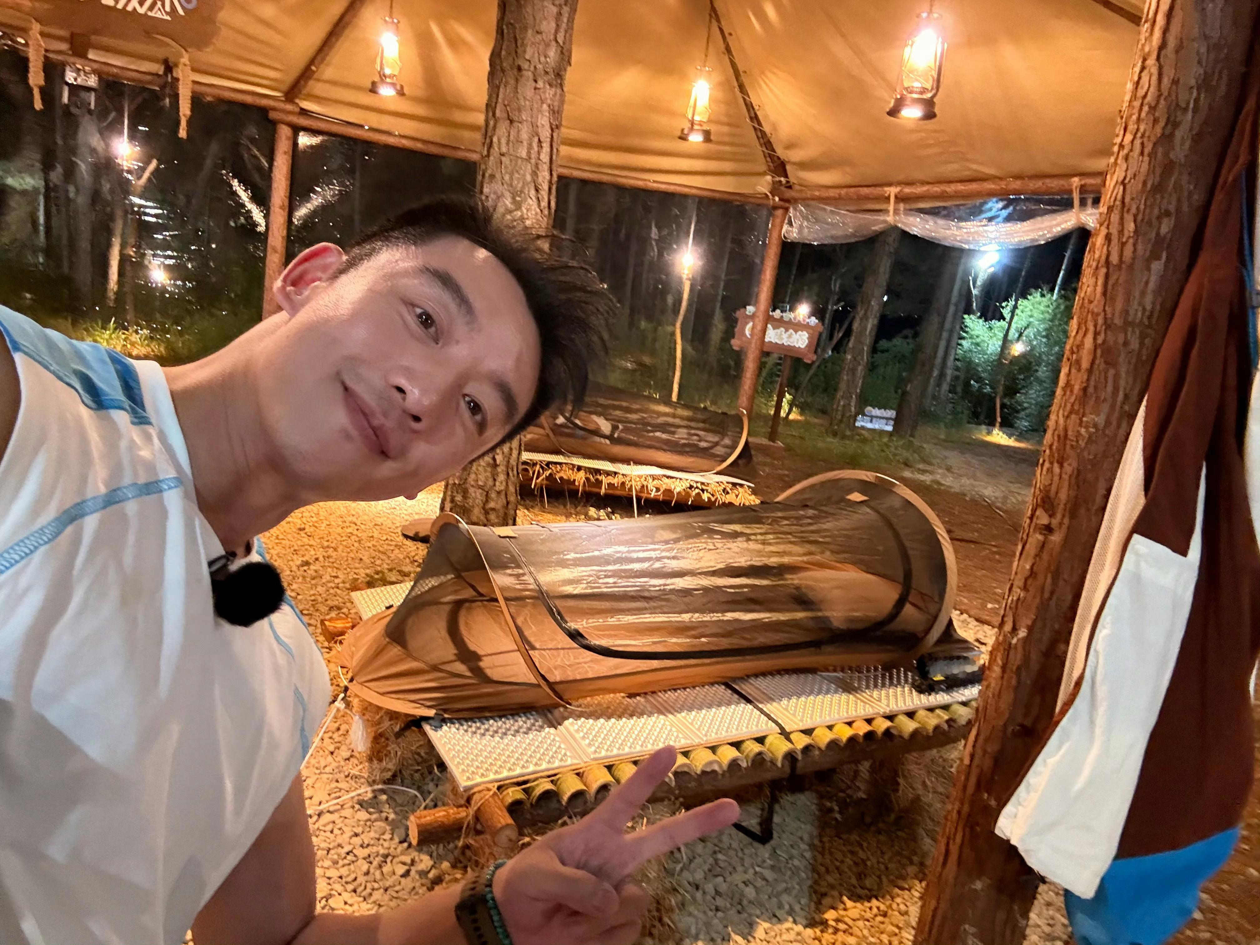 郑恺被暴雨逼没招了郑恺：这床搭了一下午，应该不会再被风吹跑了吧，风：我试试[思