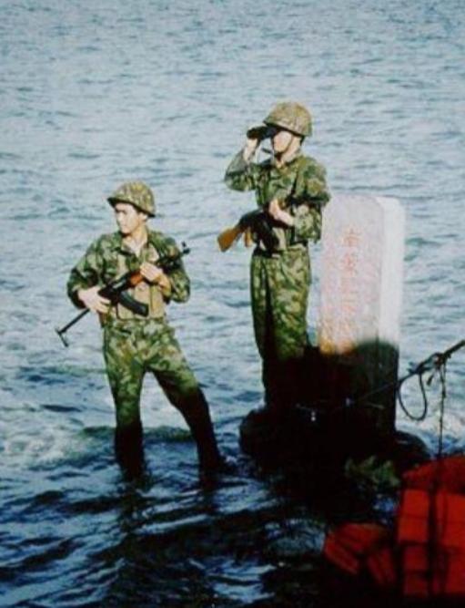 1990年，我国驻南薰礁的11名战士突然失联，后来派船过去查看，才发现11名战士
