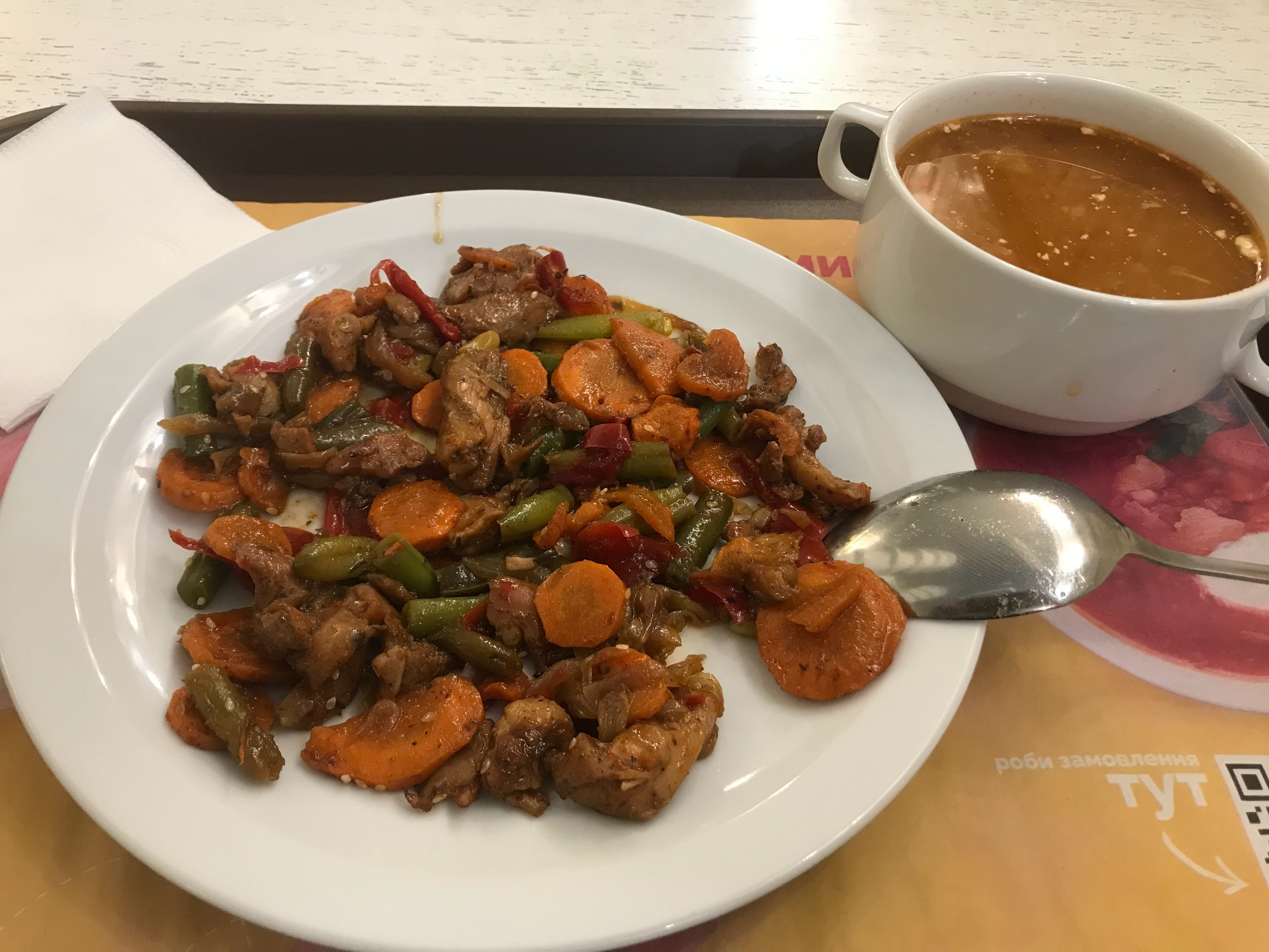 一份乌克兰快餐，鸡肉豆角胡萝卜加红菜汤，人民币约30。​​​