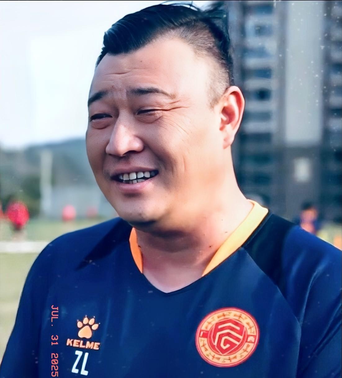 你敢相信吗，眼前的这个男人竟然是昔日“超白金一代”国青队的球员，看来岁月真的不仅
