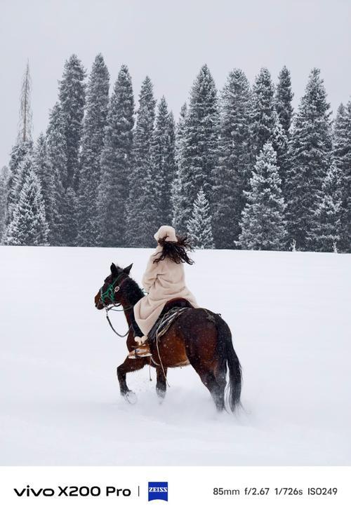 我的创意下联可以是：1、马蹄踏雪寻诗韵🤛燕语穿云送画音‌。2、马蹄踏雪