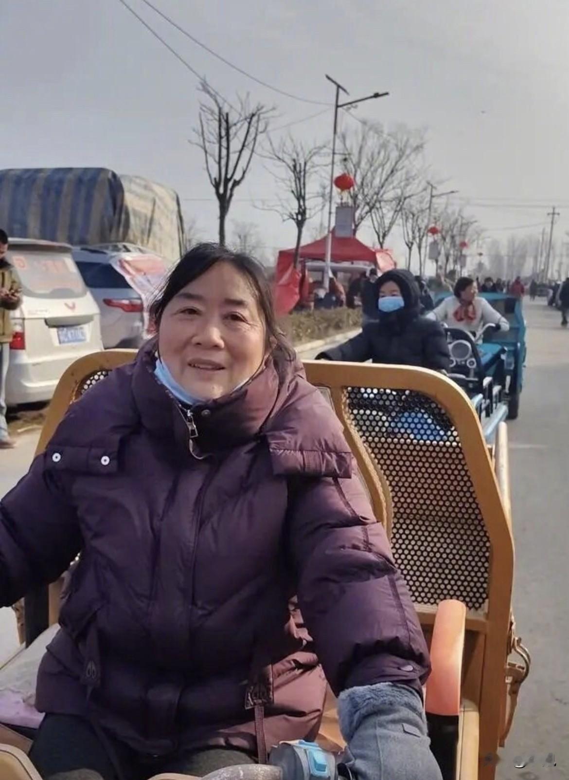 今年刘强东给老家送的年货里，混进了一些“奇怪”的东西。腊八节那天，消息就传开