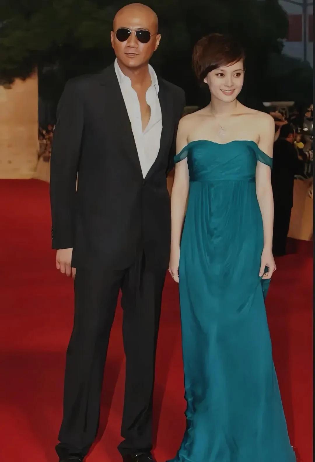 两位实力派演员电影节红毯上的经典瞬间：身着一袭抹胸长裙的孙俪肌肤胜雪，朱唇粉面，