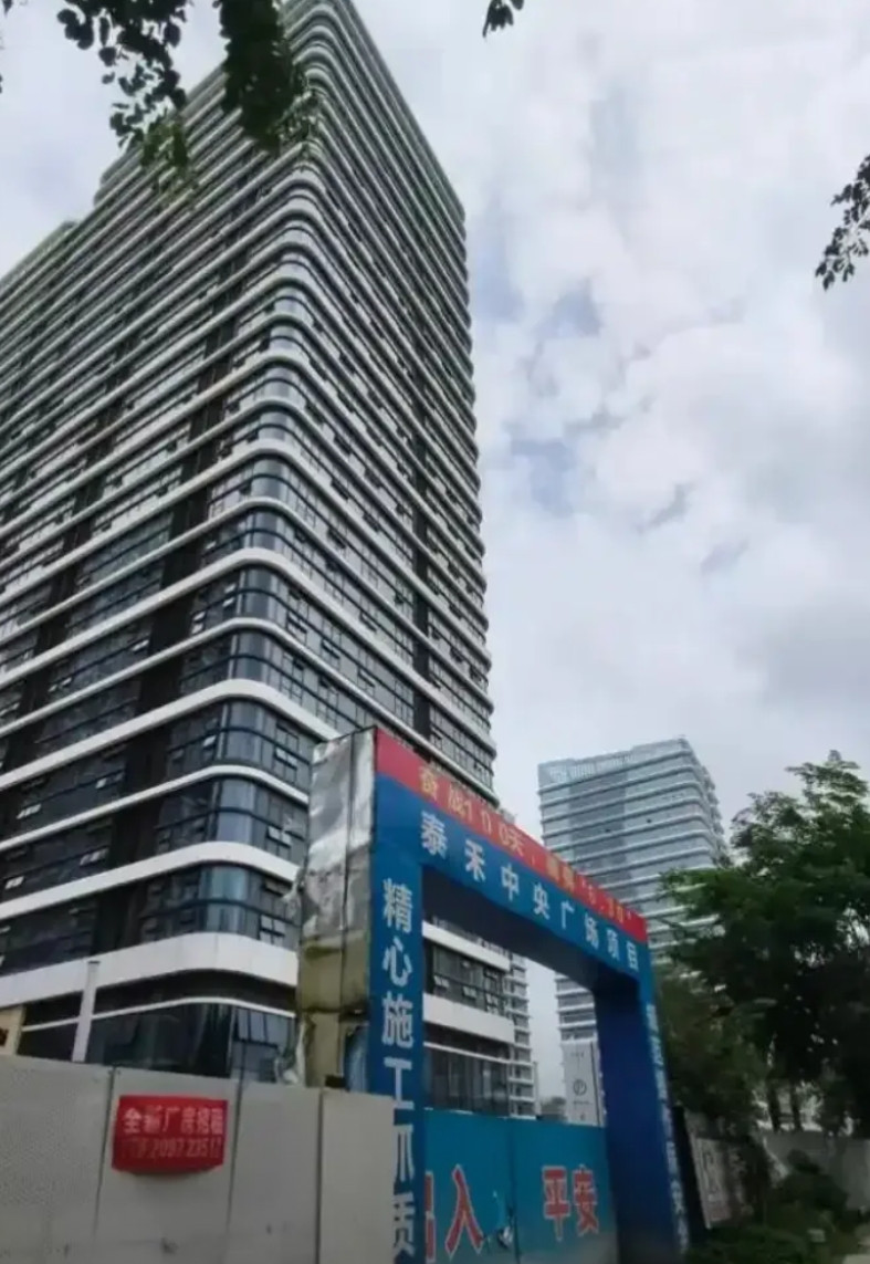 广东一男子花130万买了套房，没想到，房子却烂尾了。男子不想做没房还得还房贷的大