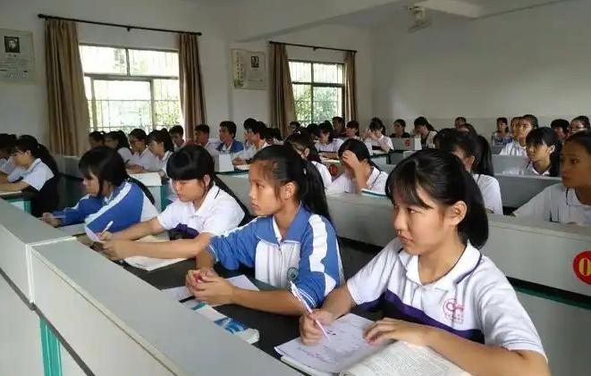 这就是为什么一定要考上985和211大学的原因！强烈建议所有高中生看完每年高