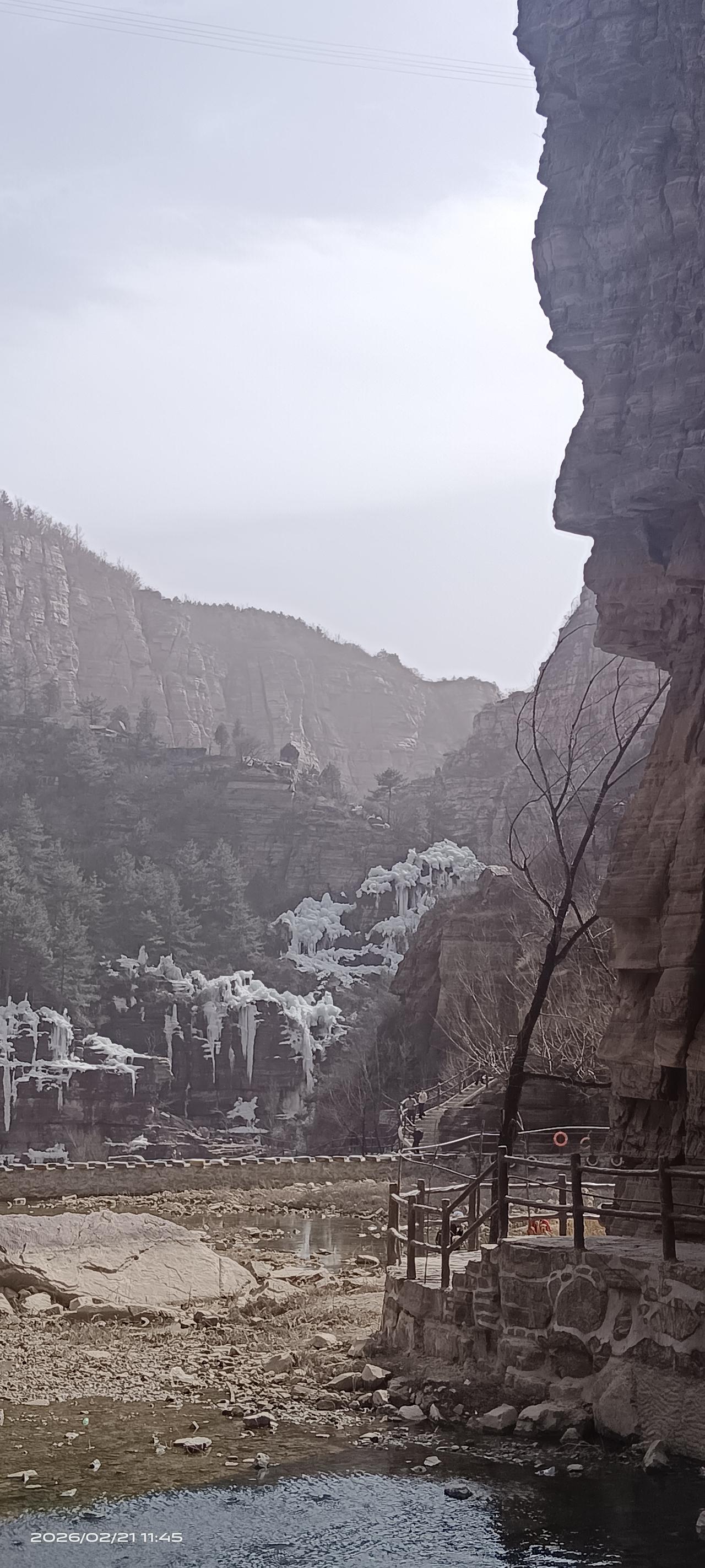 家庭育儿门道可不少。我觉得蹲下来和孩子说话特管用。以前我也爱大声呵斥孩子，命令他