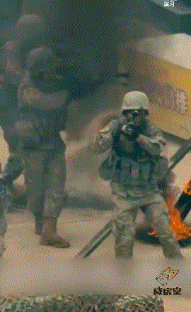 解放军巷战演习惊现繁体字小吃摊，岛内网民：针对性太明显了近日，央视放出了一段