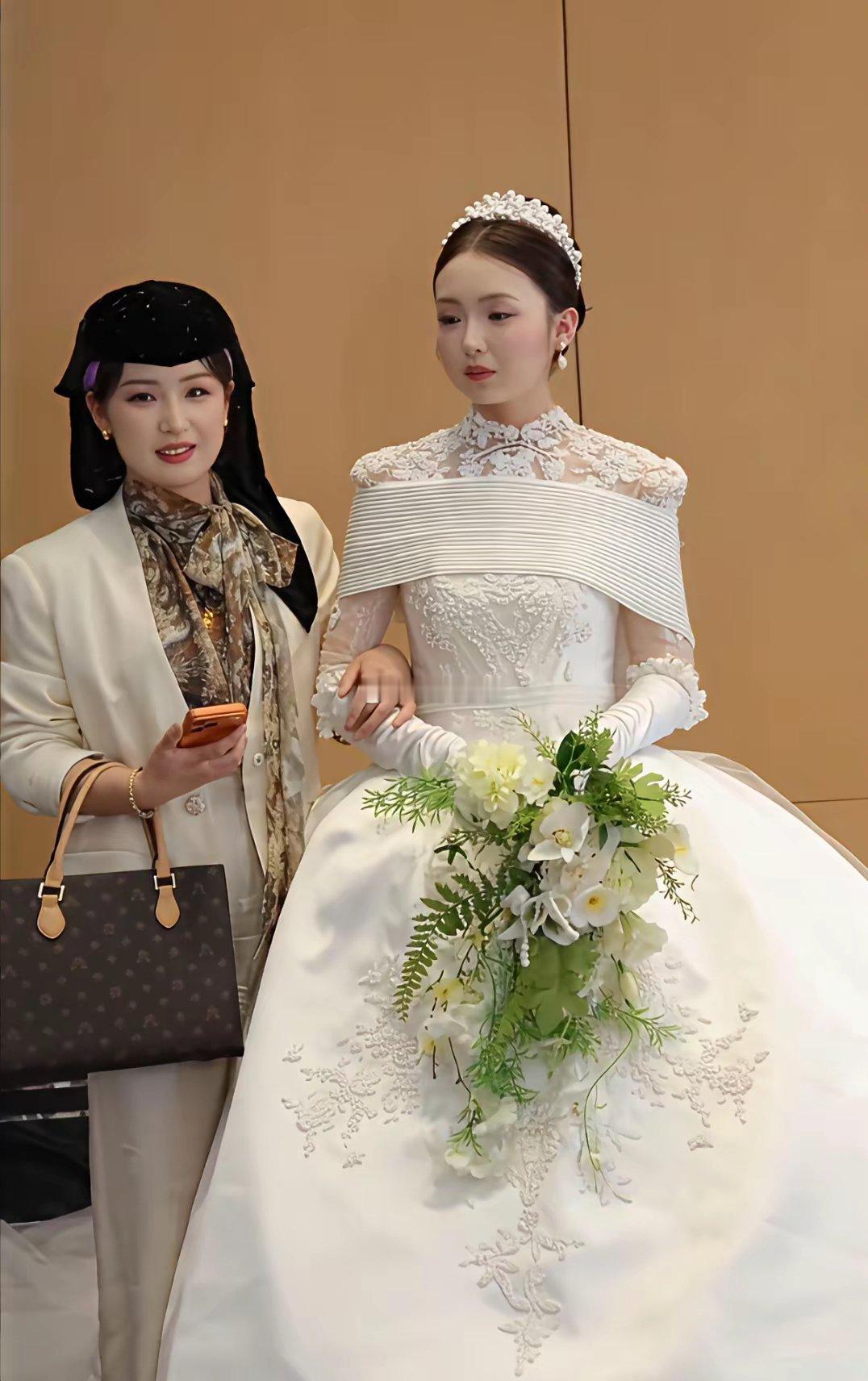 新娘的妈妈才32岁，回族人好漂亮