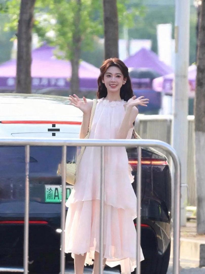 明明是同一款裙子，陈瑶和刘些宁其中一条咋这么像盗版？​​​