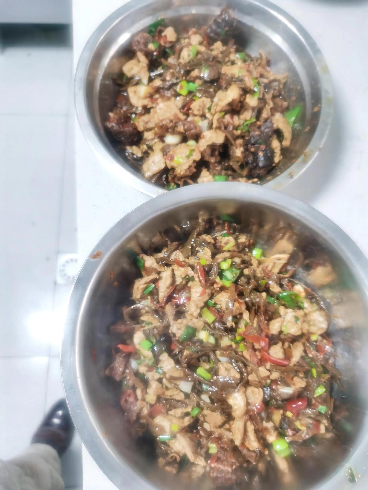 今日食堂菜谱：扎菜炒肉素炒红萝卜素泡香菜。年刚刚过完，就要过“牛马”的