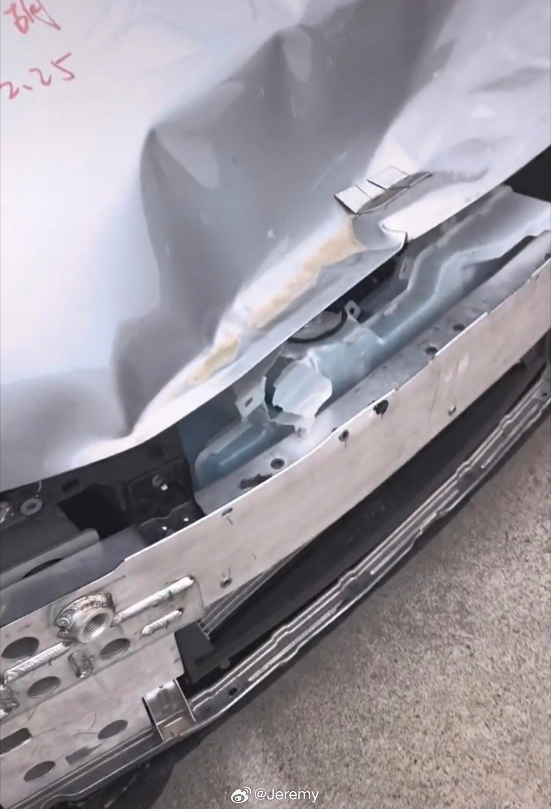 因为防撞梁用料太良心，导致理想i6被撞了无法全损换新车，车主怒斥辣鸡。这事理想