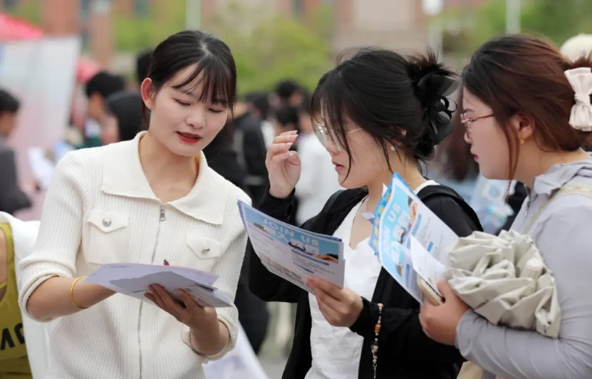 没有对比就没有伤害今年高考完，家长们为了孩子能报个好学校，好专业不惜花费
