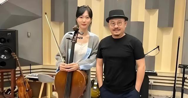 1991年，杨娜为了嫁给有钱的富商背叛刀郎，狠心抛弃40多天大的女儿。刀郎伤