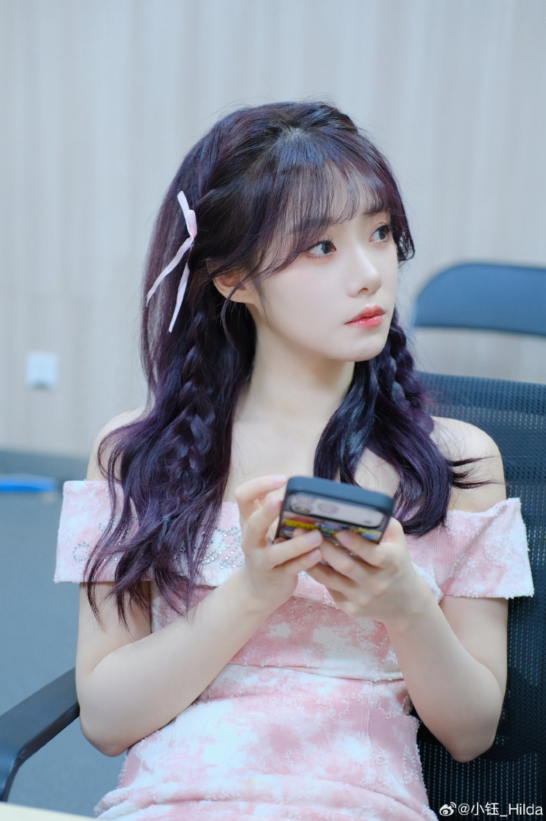 小钰抹胸裙，这也太好看了。这么多年几乎没什么黑料，和rookie的感情也非常稳定