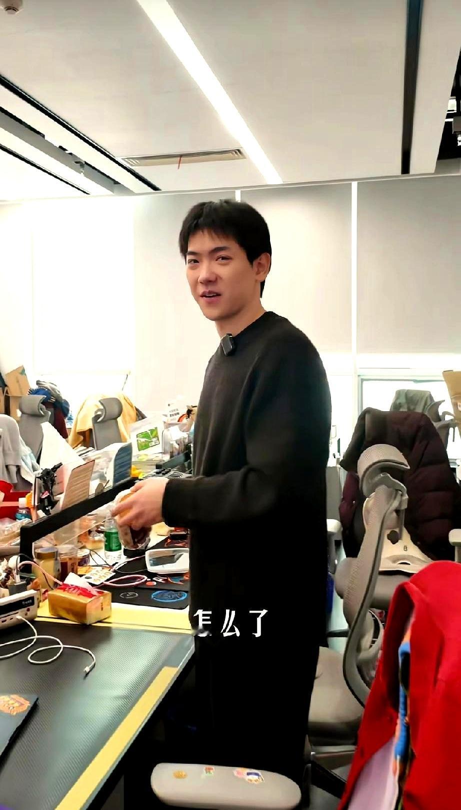 这下真把网友们整不会了！与辉同行一放假，评论区直接成了“想念收容所”。好多人