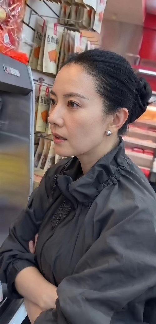 高圆圆超市购物被偶遇，一身朴素打扮纯素颜出镜，即便没有妆容加持，颜值依旧十分能打