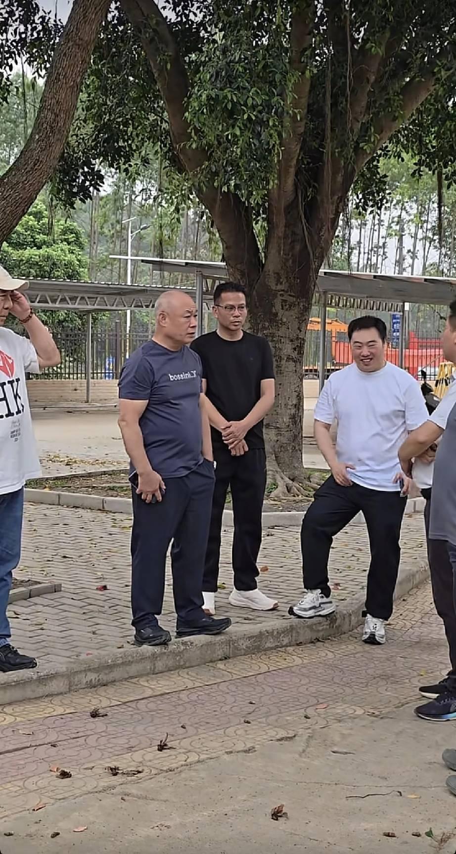 63岁的李宁，顶着白发和肚腩，回到了广西来宾的乡镇小学。不是柳州。那个他出生