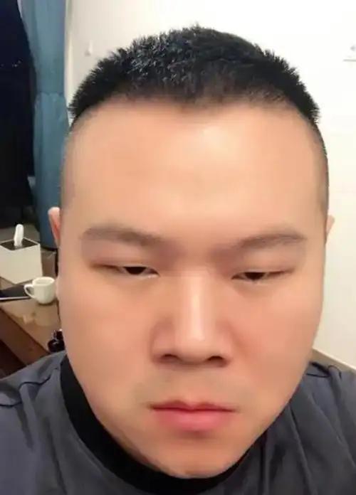 有次节目里，主持人突然把一个不好接的问题抛给岳云鹏：“你怎么看中国男足？”没想到
