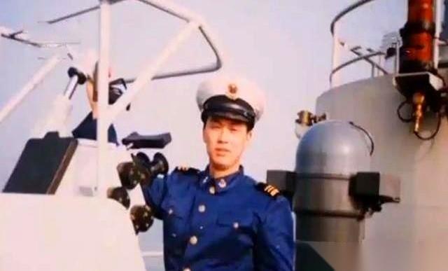 一个大男人，穿着一身洗到发白的老军装，从殡仪馆大门口，“咚”地一声跪下去，就那么