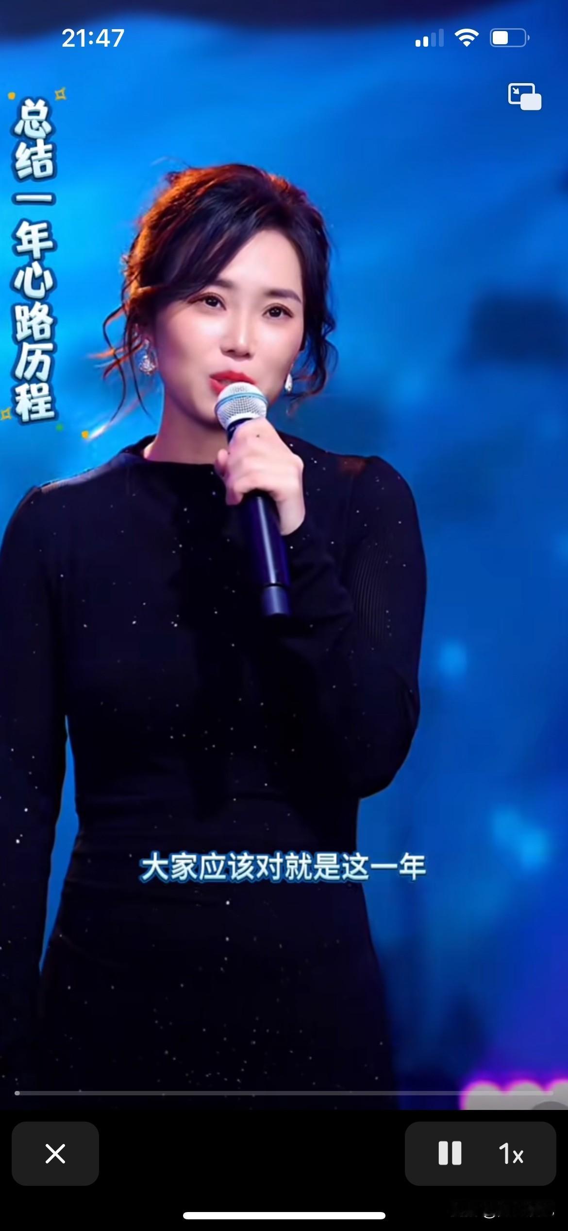 云朵老师可以开心一笑了，以前都是压抑着内心想法，或者在观众面前也是刻意的开心，但