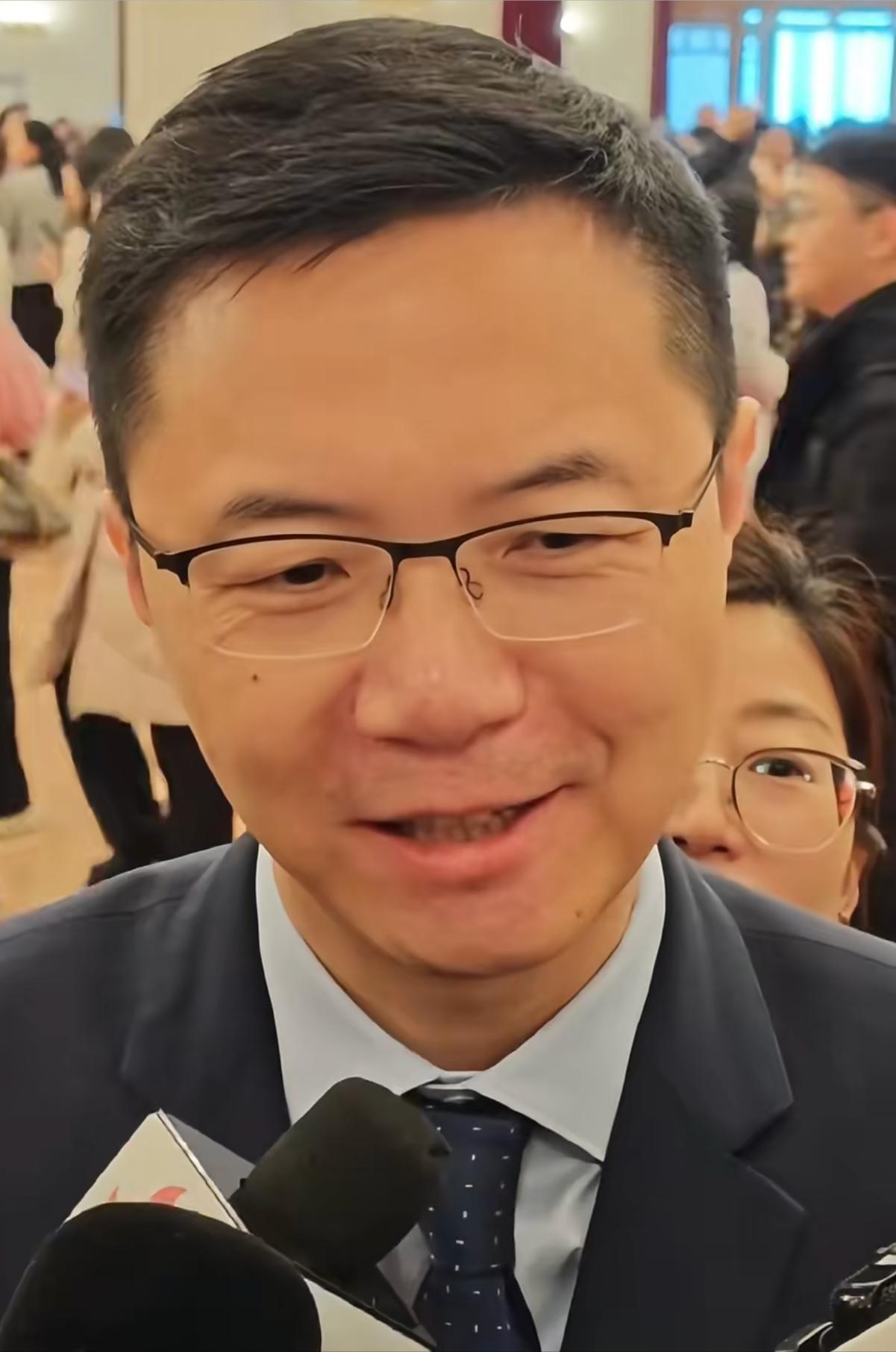 直到看了两会，才知道，原来在香港，调休这个东西是不存在的，香港的法定假期比大