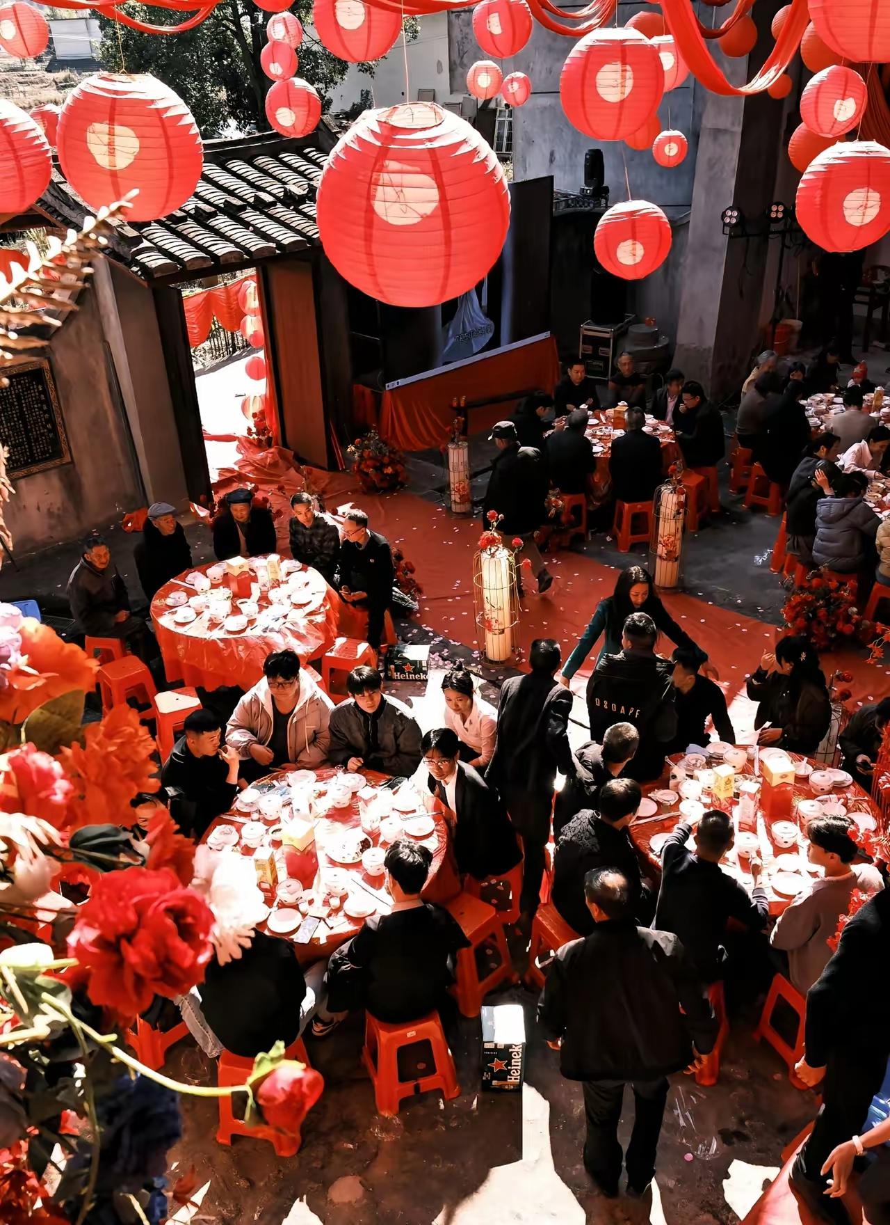 四川人一句娘亲舅大，娘亲家的客人不到，不能开席现在农村只有几个老了，大部分年青