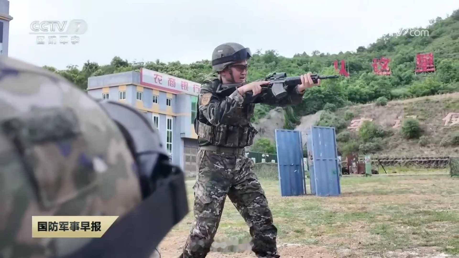 公众号有推送，就特意去其他平台看了高清版。北京总队某部自购背心的款式不是一般的多