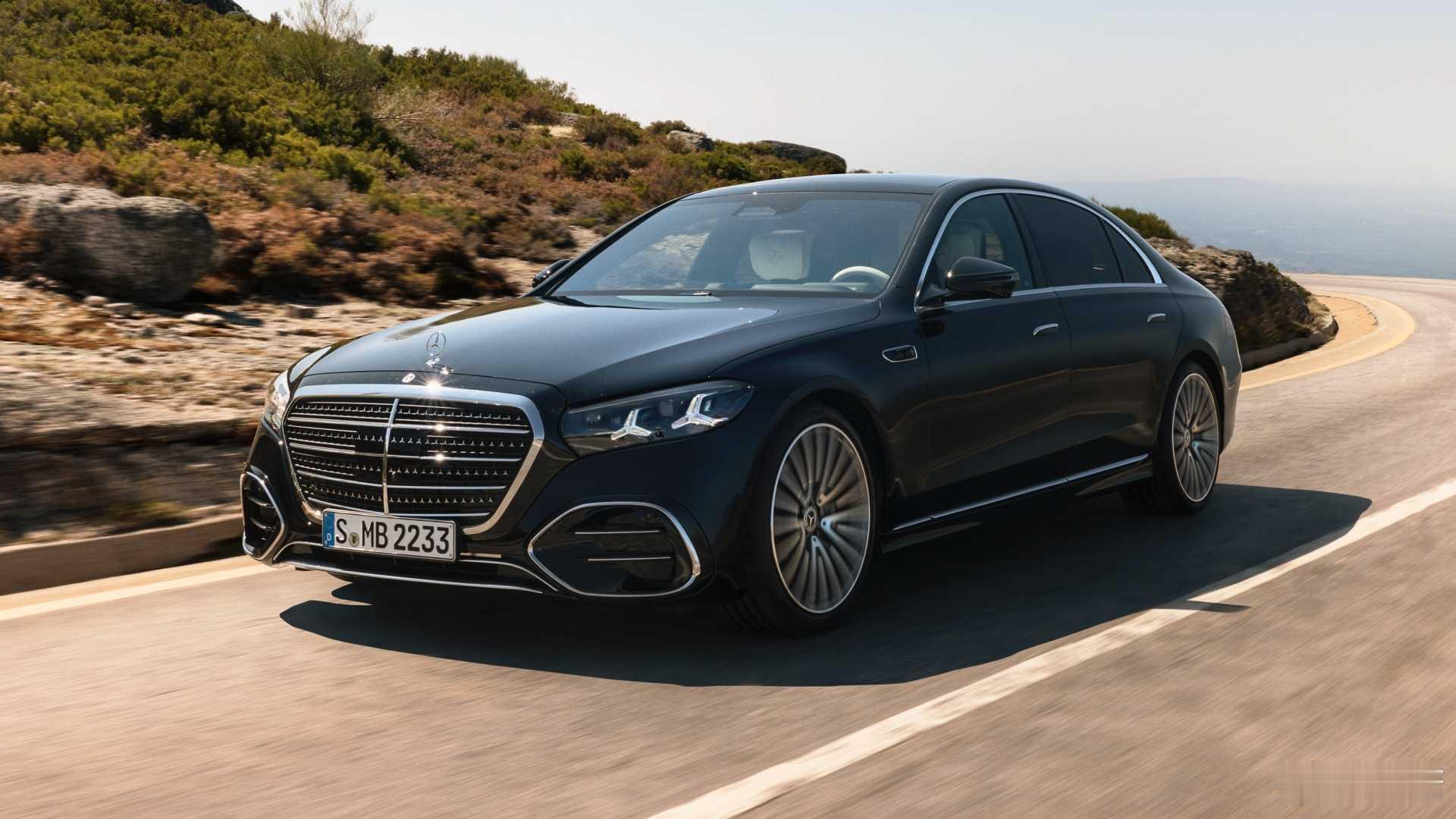 奔驰S级还是稳，新款仍然是S级该有的范儿没瞎颠覆，似乎比改款前更S了，毕竟S才是