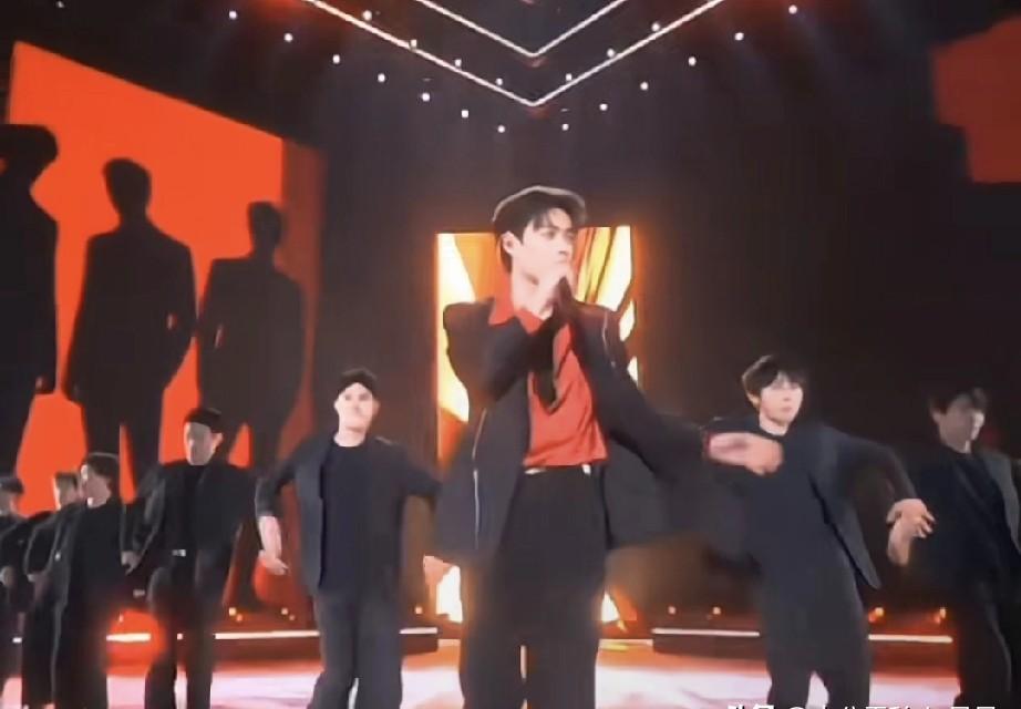 当5000万播放量砸向一个“非专业”演员时，我们到底在追捧什么？柯淳跨年首秀，