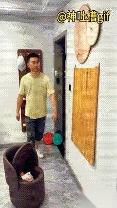 别的不说，现在年轻人的家，真跟变形金刚似的。墙上挂着块板，我以为是装饰画。他