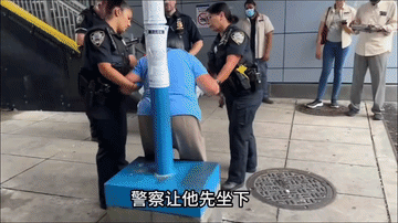 长期在唐人街执勤的美国警察都变得和蔼可亲了，正所谓“近朱者赤近墨者黑”。视频