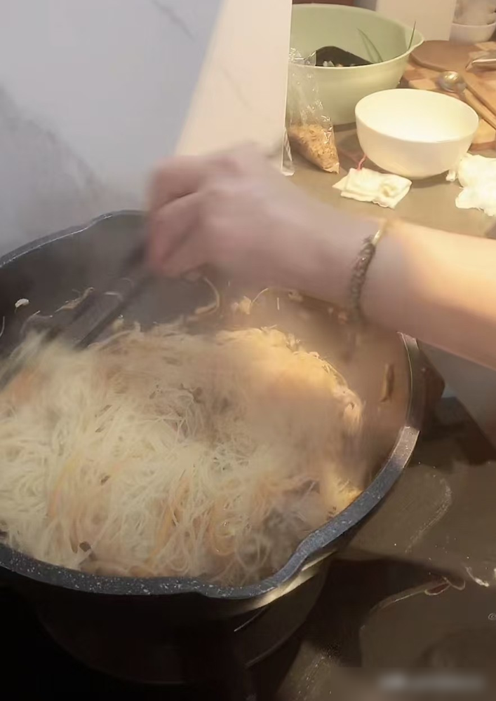 汪小菲家现在这日子，过得是真有烟火气。马筱梅北京家里请客，她妈直接进厨房掌勺。炒米粉、西红柿炖牛肉、