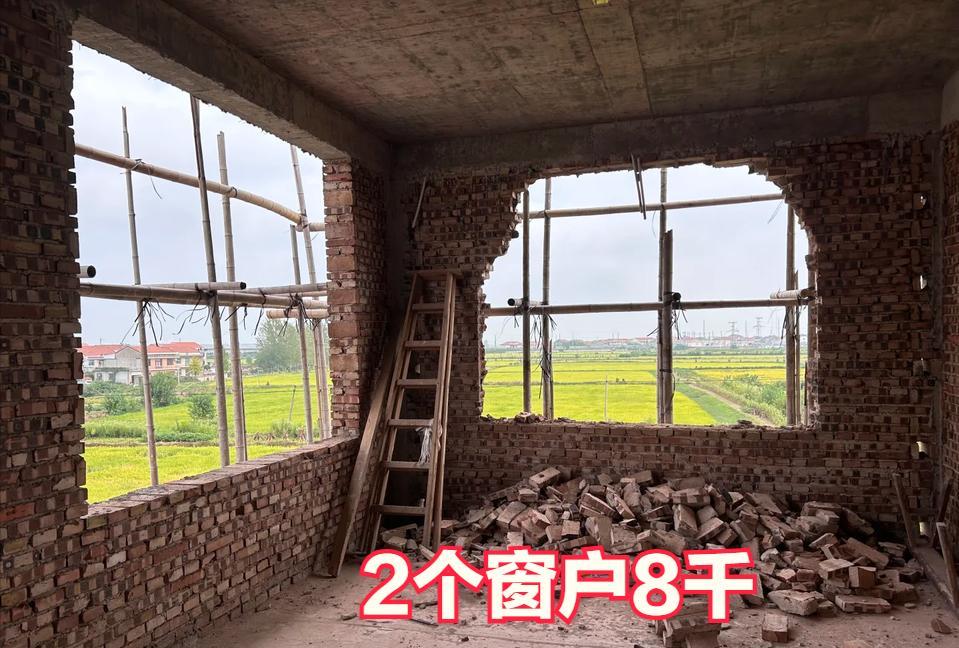 不听劝，明明房间已经有窗户😡😡还非要在东面再开砸墙开窗，还说东面