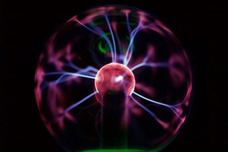 其实，一个人身边的一切事物，会通过他自己的心智连接，转化到他的生命里去。或者说，