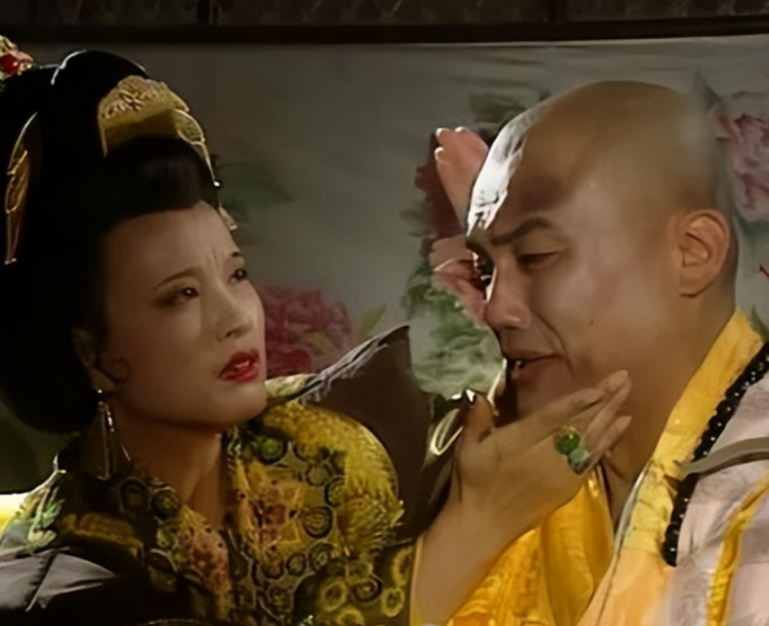 695年，72岁的武则天传32岁的薛怀义进宫侍寝，谁曾想当薛怀义解开武则天的龙袍