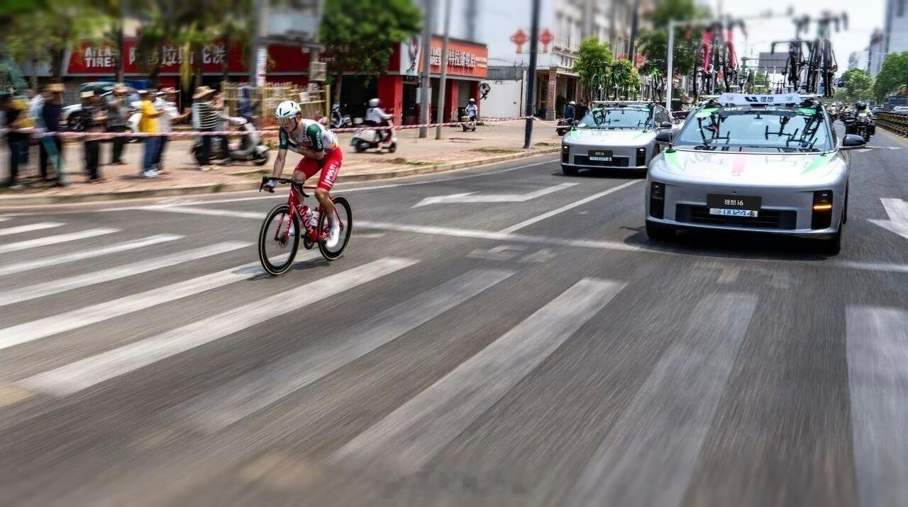 理想i6帅，中间还有理想ONE，老骥伏枥了属于是为理想破风而行海南自行车挑战赛海