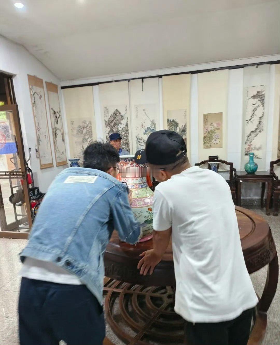 现在国内的古玩市场上，主力基本上就是70~90后。很多人说年轻人不玩古董了，那你