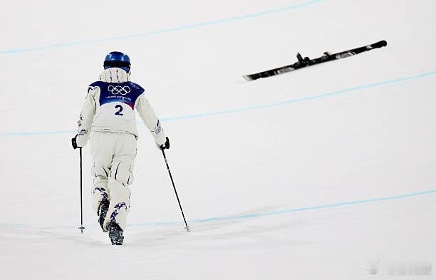自由式滑雪女子U型场地技巧预赛谷爱凌第一轮摔了比赛开始前，现场有降雪，使得场地情