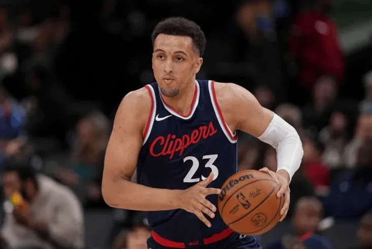 据Spotrac的NBA薪资专家KeithSmith报道，快船已正式与小帕特里