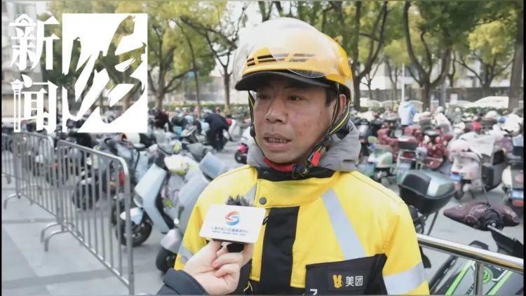 3月10日，上海松江云间新天地的街头，一幕暖心又揪心的场景深深触动了每一个人。