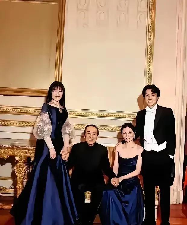 这是张艺谋一家四口的全家福，看完之后不得不说，他真的是人生赢家。儿子高大帅气，