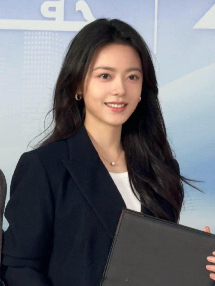 赵今麦晒和狗狗合照哇哦，是麦麦宝贝和拿铁小乖乖的合照，我要下载下来当壁纸，拿铁