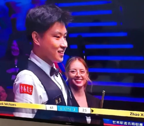 赵心童打出夺冠一球后，女裁判波兹洛娃看了他一眼，恰好被摄像机抓拍到，画面中她的眼